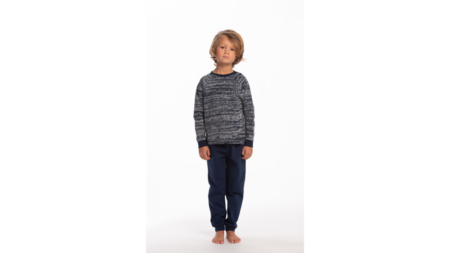 De zachte fleece pyjama PITT van Eskimo met een zachte binnenkant voor heerlijk warme dromen.  Zeer comfortabel, ideaal om in te slapen of als homewear.  Zowel de enkels als de polsen hebben een elastische effen marine boord.  De trui is in marine melée, 