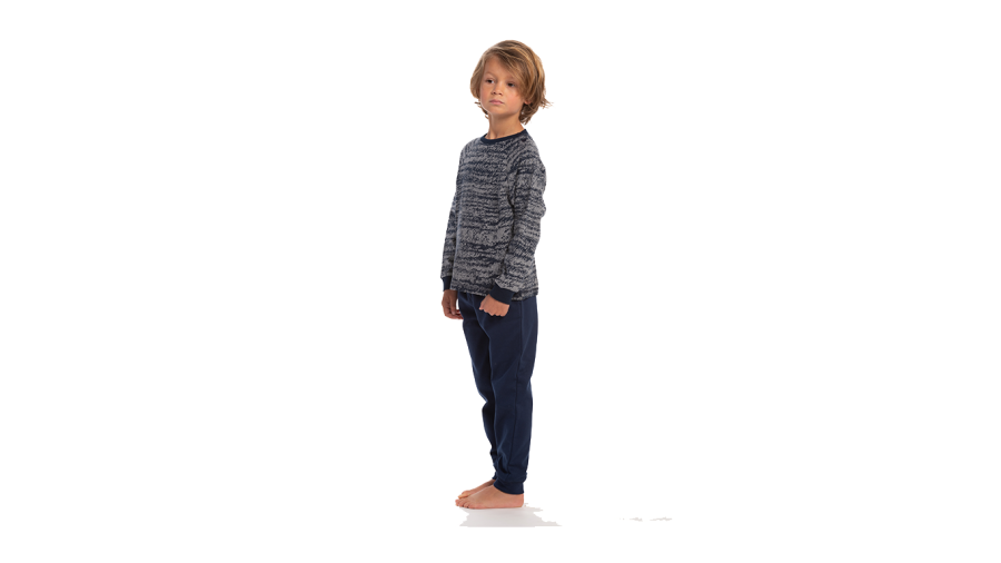 De zachte fleece pyjama PITT van Eskimo met een zachte binnenkant voor heerlijk warme dromen.  Zeer comfortabel, ideaal om in te slapen of als homewear.  Zowel de enkels als de polsen hebben een elastische effen marine boord.  De trui is in marine melée, 