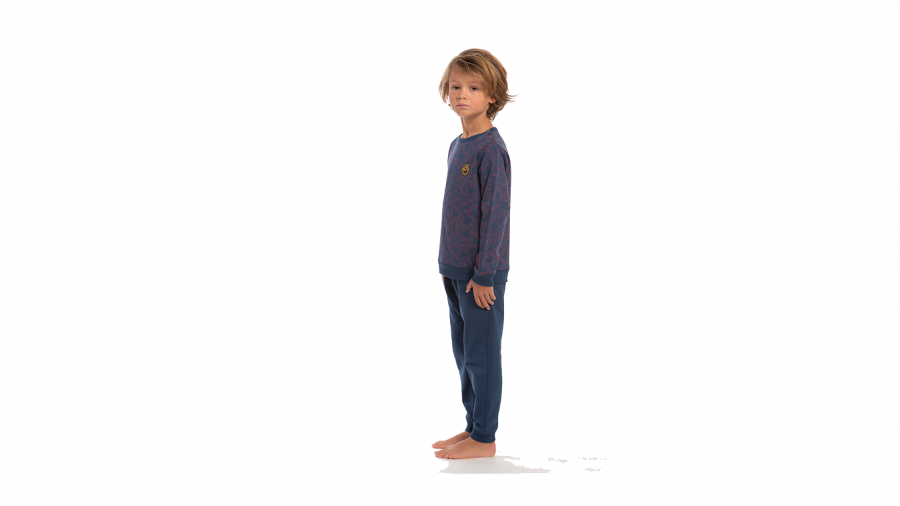 De bijzonder comfortabele pyjama Petrus van Eskimo met fleece voering voor heerlijk warme dromen. Ideaal om in te slapen of als homewear. Zowel de enkels als de polsen hebben een elastische effen marine boord. De trui is in marine met een bordeaux prin