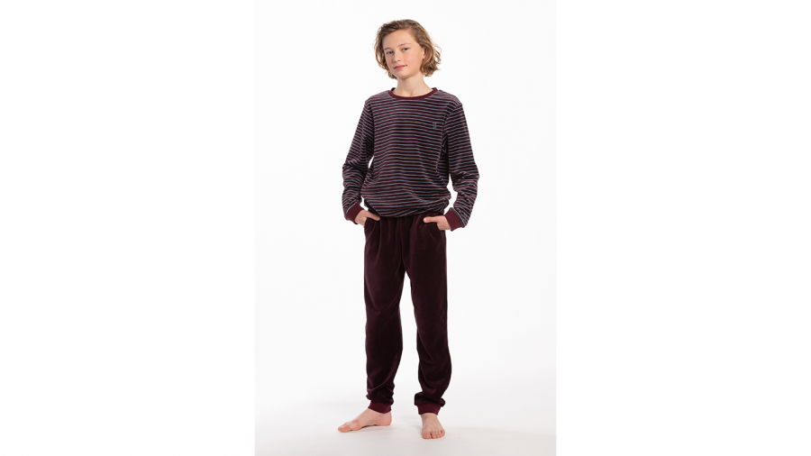 De fluwelen pyjama Pico van Eskimo is een droom van warmte en zachtheid.  Zeer comfortabel, ideaal om in te slapen of als homewear.  Zowel de enkels als de polsen hebben een elastische effen boord.  De trui is bordeaux met fijne lichtblauwe strepen, De br