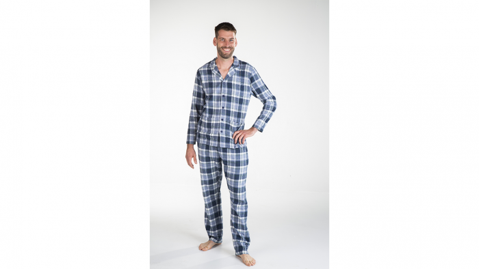 Deze warme pyjama PAT van Sleepy by Eskimo is helemaal uniek! Sleepy ontwierp samen met het Belgische modemerk Eskimo een collectie nachtmode die alleen bij Sleepworld verkrijgbaar is. De trendy kleur en leuke print maken de pyjama een must have voor deze