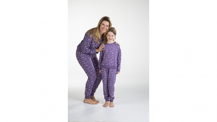 Deze warme pyjama Sterre van Sleepy by Eskimo is helemaal uniek! Sleepy ontwierp samen met het Belgische modemerk Eskimo een collectie nachtmode die alleen bij Sleepworld verkrijgbaar is. De trendy kleur en leuke print maken de pyjama een must have voor d