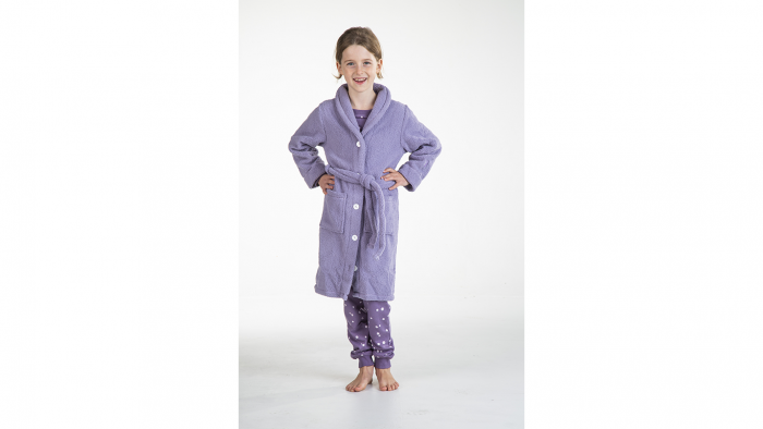 Deze warme peignoir Antonia Girls van Sleepy by Eskimo is helemaal uniek! Sleepy ontwierp samen met het Belgische modemerk Eskimo een collectie nachtmode die alleen bij Sleepworld verkrijgbaar is. De trendy kleur maakt de gezellig zachte peignoir een must