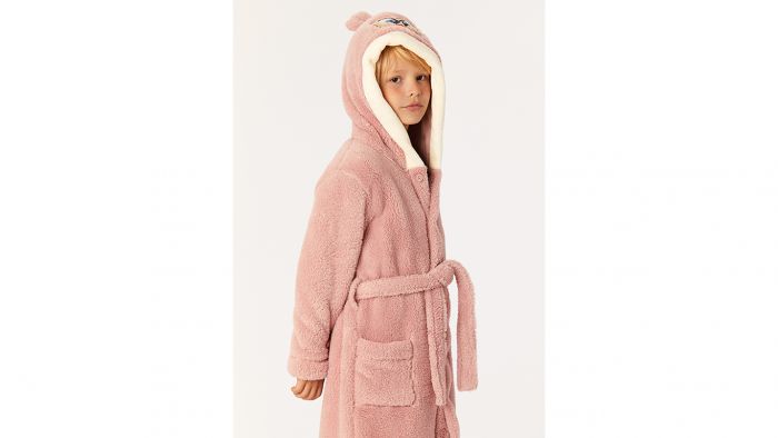 Deze unisex peignoir heeft een warme kap met de Woody uil erop met oortjes. De kamerjas valt lekker ruim, heeft lange mouwen, en sluit vooraan met knopen en een ceintuur. Lengte tot op de knie. Deze Woody kamerjas is onmisbaar deze herfst en winter! L