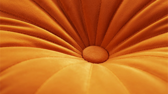 Sierkussen Mandarin Oranje van Kaat Amsterdam is een echte musthave voor in het interieur. Het sierkussen heeft een opvallende ronde vorm met een gestoffeerde knoop in het midden. De uitvoering in zachte fluweel maakt het kussen helemaal van nu en geeft j
