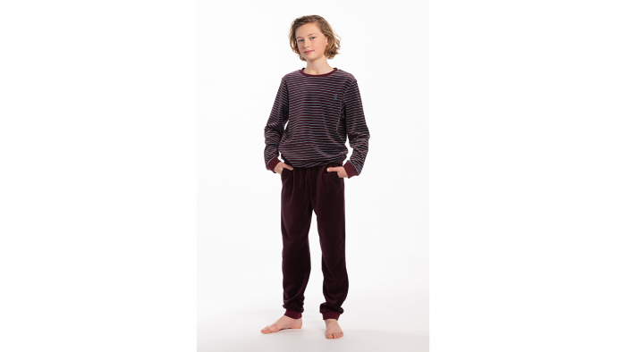 De fluwelen pyjama Pico van Eskimo is een droom van warmte en zachtheid.  Zeer comfortabel, ideaal om in te slapen of als homewear.  Zowel de enkels als de polsen hebben een elastische effen boord.  De trui is bordeaux met fijne lichtblauwe strepen, De br