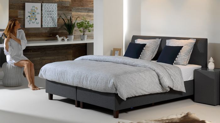 Boxspring set Sandy Opgemaakt met vrouwelijk model