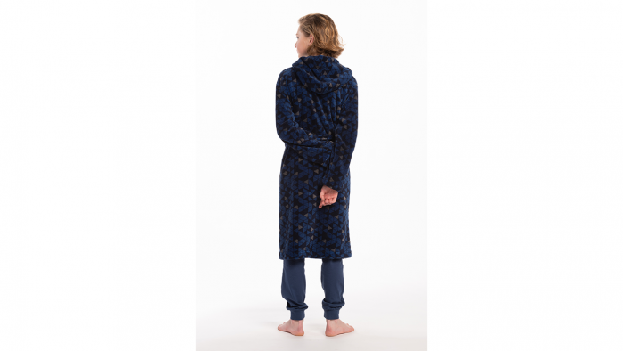 De Peignoir Tristan van Eskimo in het marineblauw met geprinte driehoekjes. Het is een warme zachte en omhullende peignoir met cache-coeur sluiting, riem en kap, en 2 zakken. Ideaal voor de koude wintermaanden.
