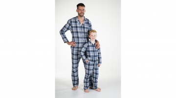 Deze warme pyjama PAT van Sleepy by Eskimo is helemaal uniek! Sleepy ontwierp samen met het Belgische modemerk Eskimo een collectie nachtmode die alleen bij Sleepworld verkrijgbaar is. De trendy kleur en leuke print maken de pyjama een must have voor deze