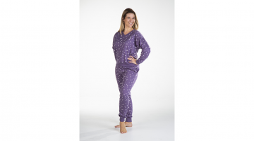 Deze warme pyjama Sterre van Sleepy by Eskimo is helemaal uniek! Sleepy ontwierp samen met het Belgische modemerk Eskimo een collectie nachtmode die alleen bij Sleepworld verkrijgbaar is. De trendy kleur en leuke print maken de pyjama een must have voor d