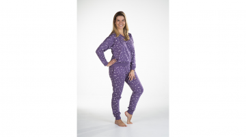Deze warme pyjama Sterre van Sleepy by Eskimo is helemaal uniek! Sleepy ontwierp samen met het Belgische modemerk Eskimo een collectie nachtmode die alleen bij Sleepworld verkrijgbaar is. De trendy kleur en leuke print maken de pyjama een must have voor d