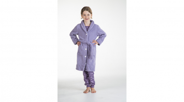 Deze warme peignoir Antonia Girls van Sleepy by Eskimo is helemaal uniek! Sleepy ontwierp samen met het Belgische modemerk Eskimo een collectie nachtmode die alleen bij Sleepworld verkrijgbaar is. De trendy kleur maakt de gezellig zachte peignoir een must