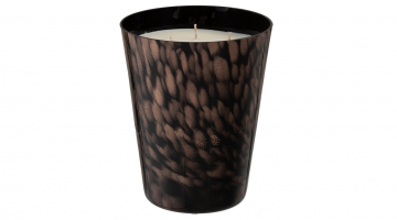 De J-Line Geurkaars Noa Sandalwood Zwart Goud Large heeft een prachtige elegante zwarte kleur met gouden vlekjes. Deze kwaliteitsvolle geurkaars staat met een brandtijd van 95 uur garant voor een langdurige heerlijke sandalwood geur in huis.