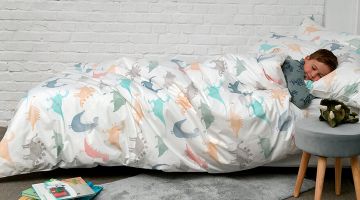 Dekbedovertrek Dino Flanel van Passion Home Linen is voor de jonge avonturiers onder ons, die het aandurven om in hun dromen mee op stap te gaan met deze lieve, vrolijke  dino's in gekke kleurtjes.  Wie gaat er mee?