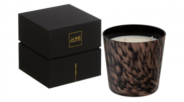 De J-Line Geurkaars Noa Sandalwood Zwart Goud Small heeft een prachtige elegante zwarte kleur met gouden vlekjes. Deze kwaliteitsvolle geurkaars staat met een brandtijd van 50 uur garant voor een langdurige heerlijke sandalwood geur in huis.
