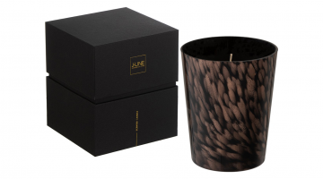 De J-Line Geurkaars Noa Sandalwood Zwart Goud Medium heeft een prachtige elegante zwarte kleur met gouden vlekjes. Deze kwaliteitsvolle geurkaars staat met een brandtijd van 68 uur garant voor een langdurige heerlijke sandalwood geur in huis.