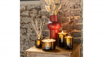 De J-Line Geurkaars Excellent Rose Champagne Small heeft een prachtige rustgevende dieprode kleur en is verwerkt in een luxueus rood glanzend glas. Deze kwaliteitsvolle geurkaars staat met een brandtijd van 50 uur garant voor een langdurige zachte heerlij