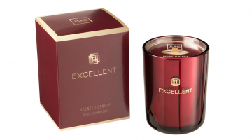 De J-Line Geurkaars Excellent Rose Champagne Small heeft een prachtige rustgevende dieprode kleur en is verwerkt in een luxueus rood glanzend glas. Deze kwaliteitsvolle geurkaars staat met een brandtijd van 50 uur garant voor een langdurige zachte heerlij