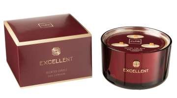 De J-Line Geurkaars Excellent Rose Champagne Large heeft een prachtige rustgevende dieprode kleur en is verwerkt in een luxueus rood glanzend glas. Deze kwaliteitsvolle geurkaars staat met een brandtijd van 40 uur garant voor een langdurige zachte heerlij