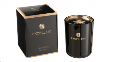 De J-Line Geurkaars Excellent Siberia Fir Black Small heeft een prachtige elegante zwarte kleur en is verwerkt in een luxueus zwart glanzend glas. Deze kwaliteitsvolle geurkaars staat met een brandtijd van 50 uur garant voor een langdurige zachte heerlijk