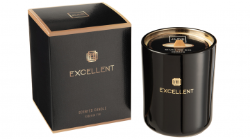 De J-Line Geurkaars Excellent Siberia Fir Black Medium heeft een prachtige elegante zwarte kleur en is verwerkt in een luxueus zwart glanzend glas. Deze kwaliteitsvolle geurkaars staat met een brandtijd van 80 uur garant voor een langdurige zachte heerlij