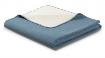 De populaire plaid "Duo Cotton" van Biederlack is gemaakt van een hoogwaardige mix van katoen, polyacryl en polyester. Door de materiaalmix worden de beste eigenschappen van de verschillende materialen gecombineerd.  De deken is aangenaam warm, pluizig za