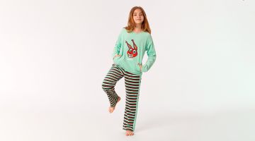 Fluweelzachte velours Woody pyjama in lichtgroen voor meisjes. Ideaal voor de koude wintermaanden, in een makkelijk zittend model. De trui heeft een ronde hals en steekzakken aan de zijkant. De mooie applicatie van de Woody eekhoorn vooraan op de trui t