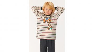 Comfortabel zittende Woody pyjama in soepel katoen voor jongens. Op de gestreepte T-shirt staat een leuke grote print van de Woody uil met een draakje. Ook achteraan vind je een kleine print van de Woody eekhoorn. Deze details maken jouw pyjama zo leuk en