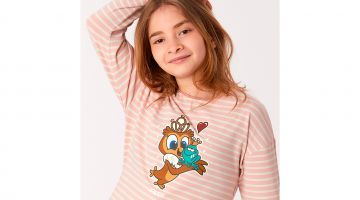 Meisjes pyjama van soepel, rekbaar katoen, volledig gestreept in oud roze en ecru . Het is een meer aansluitend model, met lange mouwen en lange broek, maar heeft een aangename en comfortabele pasvorm door de stretchkatoen. De Woody uil kust de kikker. W