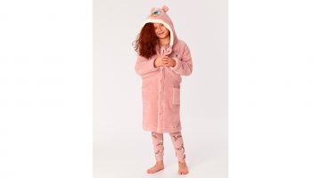 Deze unisex peignoir heeft een warme kap met de Woody uil erop met oortjes. De kamerjas valt lekker ruim, heeft lange mouwen, en sluit vooraan met knopen en een ceintuur. Lengte tot op de knie. Deze Woody kamerjas is onmisbaar deze herfst en winter! L