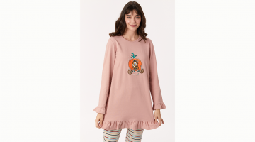Woody dames pyjama van soepel, rekbaar katoen. De lange, effen oudroze tuniek met lange mouwen heeft een frivole sierfrons onderaan, en aan de pols. Dit wordt gecombineerd met een gestreepte lange broek in verschillende kleurtjes. Maar de kers op de taa