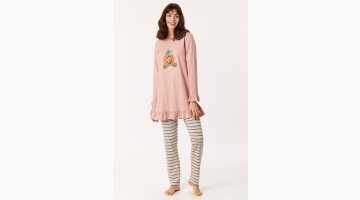 Woody dames pyjama van soepel, rekbaar katoen. De lange, effen oudroze tuniek met lange mouwen heeft een frivole sierfrons onderaan, en aan de pols. Dit wordt gecombineerd met een gestreepte lange broek in verschillende kleurtjes. Maar de kers op de taa