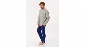 Deze Woody heren Pyjama van zachte grijze katoen is heel aangenaam en comfortabel om dragen. Deze Woody homewear set bestaat uit effen grijze t-shirt met lange mouwen en ronde hals, een kleine komische print van het Woody schaap, en een lange effen donker