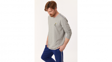 Deze Woody heren Pyjama van zachte grijze katoen is heel aangenaam en comfortabel om dragen. Deze Woody homewear set bestaat uit effen grijze t-shirt met lange mouwen en ronde hals, een kleine komische print van het Woody schaap, en een lange effen donker