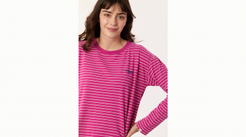 Dames Pyjama in een zachte katoen MOOD. De T-shirt met lange mouwen is een loszittend model, met fuchsia en witte strepen, en de broek is ook een loszittend model in effen blauw met een biesje aan de zijkant in het fuchsia zoals de t-shirt.
