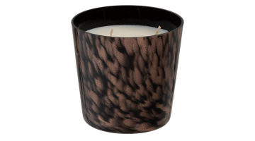 De J-Line Geurkaars Noa Sandalwood Zwart Goud Small heeft een prachtige elegante zwarte kleur met gouden vlekjes. Deze kwaliteitsvolle geurkaars staat met een brandtijd van 50 uur garant voor een langdurige heerlijke sandalwood geur in huis.