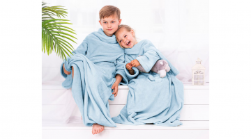 Zeg vaarwel tegen bevroren babyvoetjes en koude handen. Met een zachte en warme tv-deken houdt u uw kinderen zelfs op koude winteravonden comfortabel en warm. Dankzij de comfortabele mouwen is de deken ook te gebruiken als badjas na het baden.