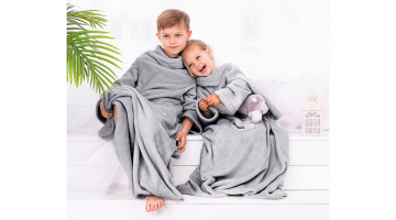 Zeg vaarwel tegen bevroren babyvoetjes en koude handen. Met een zachte en warme tv-deken houdt u uw kinderen zelfs op koude winteravonden comfortabel en warm. Dankzij de comfortabele mouwen is de deken ook te gebruiken als badjas na het baden.