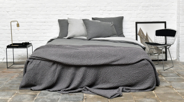 Dit Melee lichtgrijs donkergrijs dekbedovertrek van Passion Home Linen in zachte flanel is zalig voor de koude wintermaanden! De bovenkant is donkergrijs, de onderkant is lichtgrijs en het is omkeerbaar.