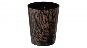 De J-Line Geurkaars Noa Sandalwood Zwart Goud Medium heeft een prachtige elegante zwarte kleur met gouden vlekjes. Deze kwaliteitsvolle geurkaars staat met een brandtijd van 68 uur garant voor een langdurige heerlijke sandalwood geur in huis.