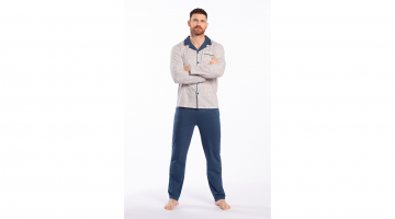 De katoenen pyjama Adrie van Eskimo heeft een comfortabele pasvorm.  Ideaal om in te slapen of als homewear.  Het jasje met lange mouwen heeft knopen tot beneden, col revers, borstzakje, en een kleine allover print op een lichtgrijze achtergrond.  De lang