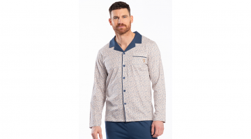 De katoenen pyjama Adrie van Eskimo heeft een comfortabele pasvorm.  Ideaal om in te slapen of als homewear.  Het jasje met lange mouwen heeft knopen tot beneden, col revers, borstzakje, en een kleine allover print op een lichtgrijze achtergrond.  De lang