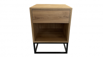 De Nachttafel NORRA eik van Nomade is een houten nachtkastje (MDF) in kleur eik met een lade en een groot open vak onder de lade.  De zwarte metalen poten geven het een tijdloos design. 