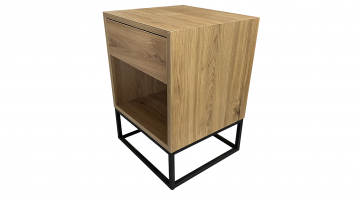De Nachttafel NORRA eik van Nomade is een houten nachtkastje (MDF) in kleur eik met een lade en een groot open vak onder de lade.  De zwarte metalen poten geven het een tijdloos design. 