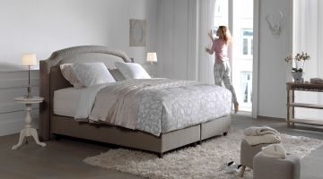 Serta Empress Boxspring Set met model opgemaakt 2