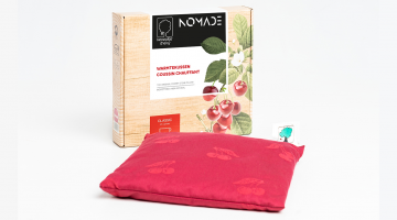 Kersepitje Classic by Nomade is een vierkant kersenpitkussen, gemaakt van 100% biologische katoen, met afmeting 27x27cm en is gevuld met ongeveer een kilo kersenpitten.  Je kan het opwarmen in de microgolf of afkoelen in de diepvries.  Om te ontspannen en