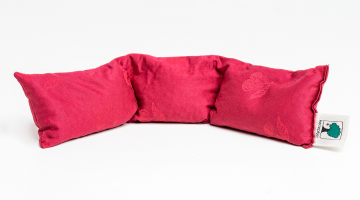 Kersepitje Cervico by Nomade is een langwerpig kersenpitkussen, gemaakt van 100% biologische katoen, met afmeting 13 x 55cm en is gevuld met ongeveer een kilo kersenpitten.  Je kan het opwarmen in de microgolf of afkoelen in de diepvries.  Om te ontspanne