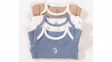 EDEN setje van 3 baby bodies van Eskimo.  Deze bodies houden je baby warm!  Ontdek deze leuke set van 3 bodies in natuurlijk katoen interlock.  Met korte mouwen, sluiting met 3 drukknopen aan het kruis.  Allen zijn ze mooi afgebiesd met een contrastkleur.