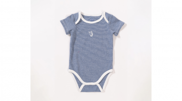 EDEN setje van 3 baby bodies van Eskimo.  Deze bodies houden je baby warm!  Ontdek deze leuke set van 3 bodies in natuurlijk katoen interlock.  Met korte mouwen, sluiting met 3 drukknopen aan het kruis.  Allen zijn ze mooi afgebiesd met een contrastkleur.