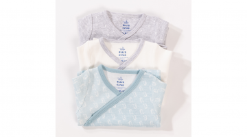 Ellis setje van 3 baby bodies van Eskimo.  Deze bodies houden je baby warm!  Ontdek deze leuke set van 3 bodies in natuurlijk katoen interlock.  Met korte mouwen, Gekruiste sluiting met drukknopen aan de voorkant en sluiting met 3 drukknopen aan het kruis